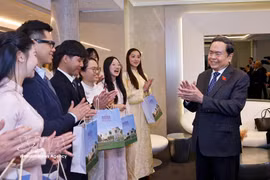 越南国会主席陈青敏在米兰市会见在意大利的越南学生会及优秀留学生代表。图自越通社