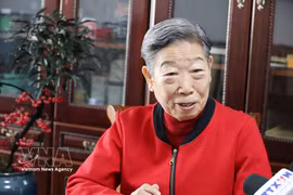 中国对越友好人士、原桂林南溪山医院医护人员于淑惠女士接受越通社驻中国记者的采访。图自太原省