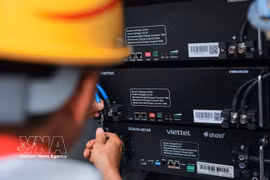 Viettel公司的技术人员进行5G BTS基站设备的连接和安装。图自越通社