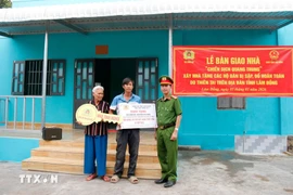 阮氏亮家庭接受“光中战役”首批住房中的一套住房。图自越通社