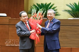 越共中央总书记苏林向第十六届国会主席陈青敏赠送鲜花表示祝贺。图自越通社