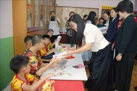总理夫人黎氏碧瓒前往位于吉隆坡的晶阳儿童福利中心（Jing Sun）进行探访。图自越通社