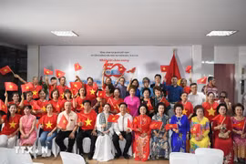 资料图：旅居泰国东北地区越南侨胞参加国家统一50周年纪念活动。图自越通社
