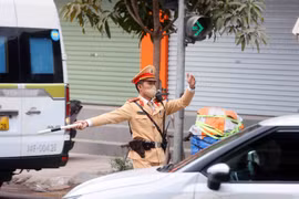 交警官兵在河内南部门户区域执行交通分流疏导任务。图自越通社