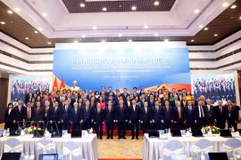 越共中央总书记、国家主席苏林同与会代表合影留念