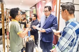 外商直接投资商参观在胡志明市投资贸易促进中心举行的食品展。nhandan.vn