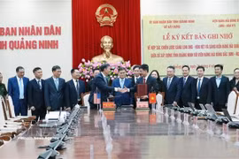 广宁省建设厅与美国东北海事学院正式签署关于蜜蜂—鸿蔑（Con Ong – Hòn Nét）港区及广宁海运倡议战略合作的谅解备忘录。图自越通社