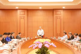 越共中央总书记苏林与中央办公厅及参谋机构举行工作会议。图自越通社