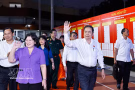 国会主席陈青敏出席胡志明市东盛乡新兵入伍集训营活动。图自越通社
