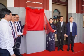 公布顺化火车站为旅游目的地的揭牌仪式。图自越通社