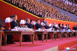 10月9日晚，在平壤“五一体育场”，朝鲜劳动党总书记、国务委员长金正恩与各位领导人一同出席了庆祝朝鲜劳动党成立80周年的文艺演出。图片来源：KCNA。