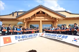 社区中心封顶仪式。图自越通社