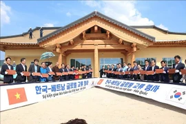 社区中心封顶仪式。图自越通社