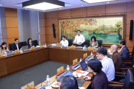 国会代表分组讨论关于越南文化发展的决议草案。图自越通社
