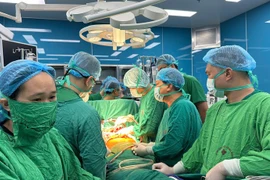 越南医生首次在一日内成功完成两例肺移植手术。图自Vietnam+