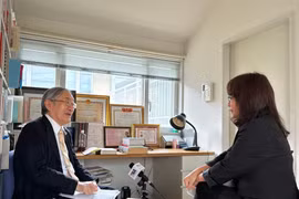 越日大学校长古田元夫教授在接受越通社驻日本记者采访。图自越通社