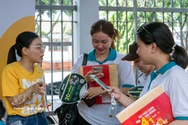 劳动者在由胡志明市青年就业服务中心（YES Center）举办的“2025年劳动者接力”活动中求职。图自越通社