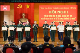越南人民军总政治局副主任黎光明上将与越南人民军副总参谋长范长山上将向各集体和个人颁发奖励。图自越通社