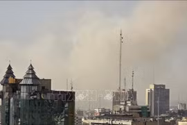2026年2月28日，伊朗首都德黑兰发生巨大爆炸后，居民区冒出浓烟。图自越通社