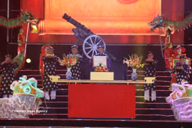开幕节目的亮点是“神功炮”开火仪式。图自越通社