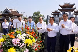 越南国会主席、国家选举委员会主席陈青敏同工作代表团在胡志明主席家祠——钟山祠上香缅怀胡志明主席。图自越通社