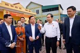 国会主席陈青敏视察乂安省兴源乡的选举筹备工作。图自越通社