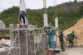 第五军区315师的战士们与各武装力量一同直接参与支援建设，增进边境地区军民团结情谊。图自越通社