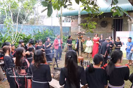 游客在得乐省亚卡坊蓬朱社区旅游区沉浸于西原文化空间中。图自越通社