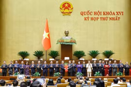 国会主席陈青敏向新一届政府成员赠送鲜花表示祝贺。图自越通社