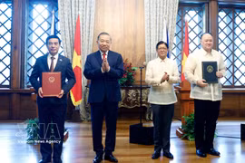 越共中央总书记、国家主席苏林与菲律宾总统费迪南德·罗慕尔德兹·马科斯在菲律宾首都马尼拉共同见证了两国各部委间合作文件交换仪式。图自越通社