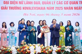 范明政总理向河内建设大学日越高科技研究院院长陈氏越俄教授颁发2025年柯瓦列夫斯卡娅奖个人奖项。图自越通社