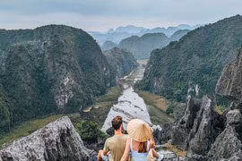 外国游客在宁平省著名旅游目的地舞洞（Hang Múa）打卡。图自Vietnam+