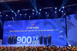 越南海关局为进出口总额首次达到9000亿美元举行表彰仪式。图自越通社