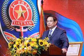 范明政在纪念典礼上发言。图自越通社