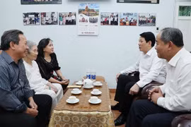 越南国家主席梁强春节看望慰问各位原党和国家领导人
