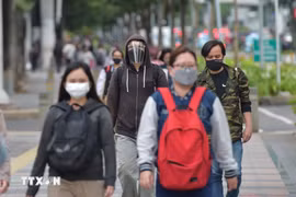 资料图：2022年雅加达居民戴口罩预防新冠肺炎病毒（COVID-9）。图自越通社