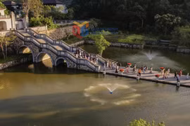 游客前往广宁省安子寺敬香朝拜。图自《广宁报》
