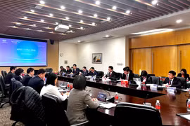 越南与中国财政部领导就地区财政政策优先事项举行工作会谈。图自越通社
