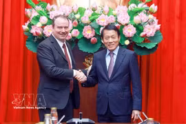 越共中央政治局委员、公安部部长梁三光大将会见美国贸易代表办公室副代表里克·斯威策。图自越通社