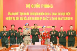 阮黄龙中校（右四）接受任命决定。图自越通社