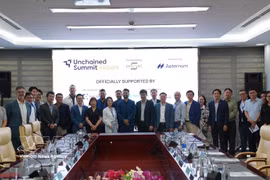 与会代表在工作会谈上合影。图自越通社