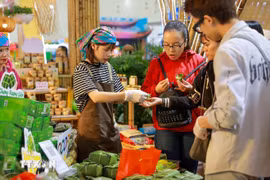 “一乡一品”展位吸引消费者驻足购物。图自越通社