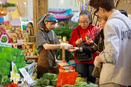 “一乡一品”展位吸引消费者驻足购物。图自越通社