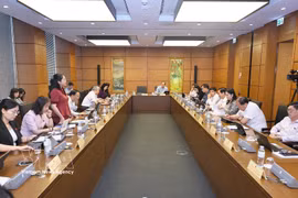 国会代表分组讨论成立广宁市和北宁市相关问题。图自越通社