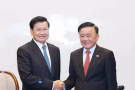 越共中央书记处常务书记陈锦秀为老挝人民革命党中央总书记、国家主席通伦及夫人举行欢送仪式。图自越通社