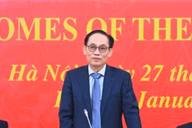 越共中央政治局委员、外交部长黎怀忠在会议上通报越共十四大取得的成果。图自越通社