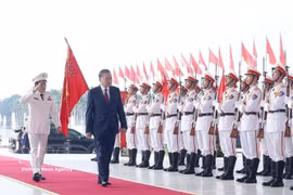越共中央总书记、国家主席苏林检阅人民公安仪仗队。图自越通社