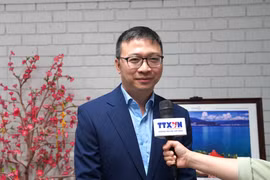 澳大利亚越南企业家协会（VBAA）秘书长、律师杜嘉胜接受越通社记者采访。图自越通社