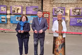 “长发军”图片展开展仪式。图自越通社