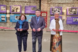 “长发军”图片展开展仪式。图自越通社